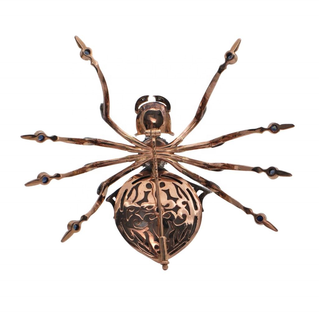 Broche de araña de latón