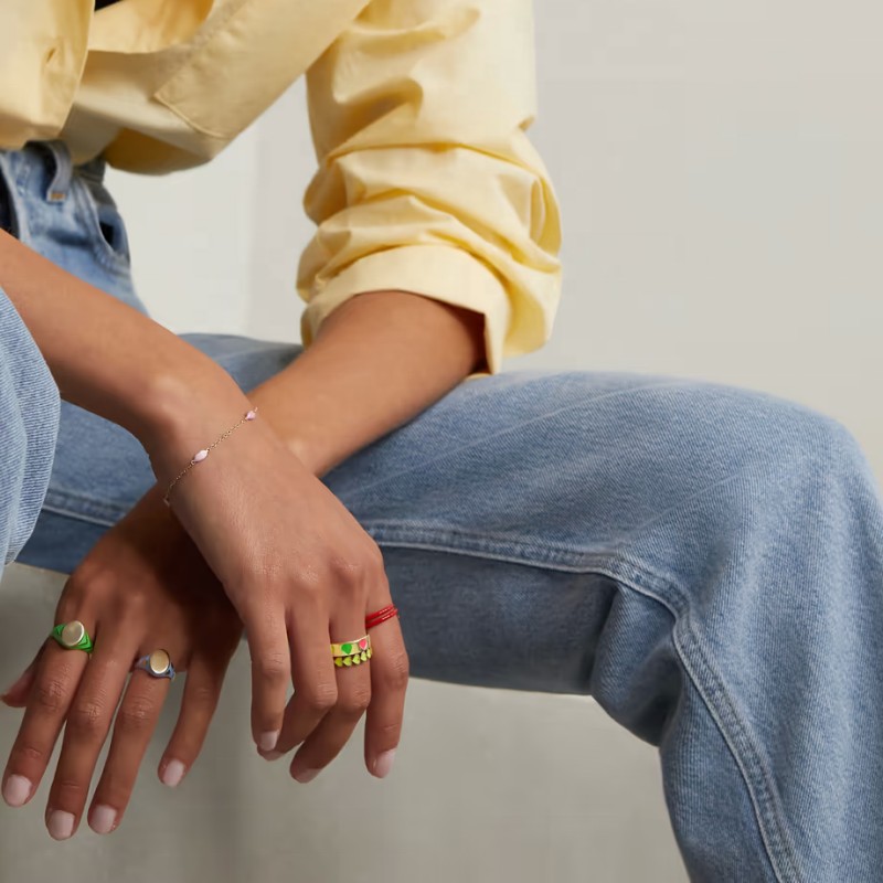 Diseño de anillos de oro esmaltados para mujer.